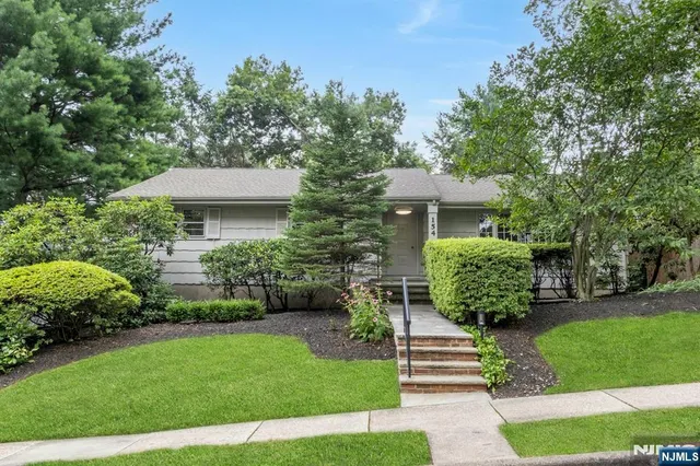 $750,000 | 154 Summit Avenue, Waldwick, NJ 07463