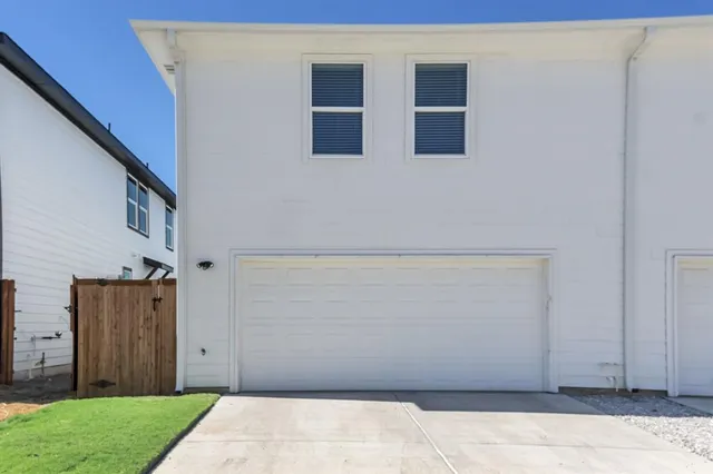 a view of a house with backyard