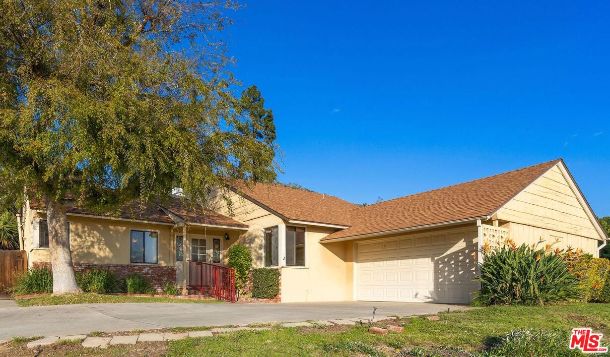 a view of a yard in front of a house