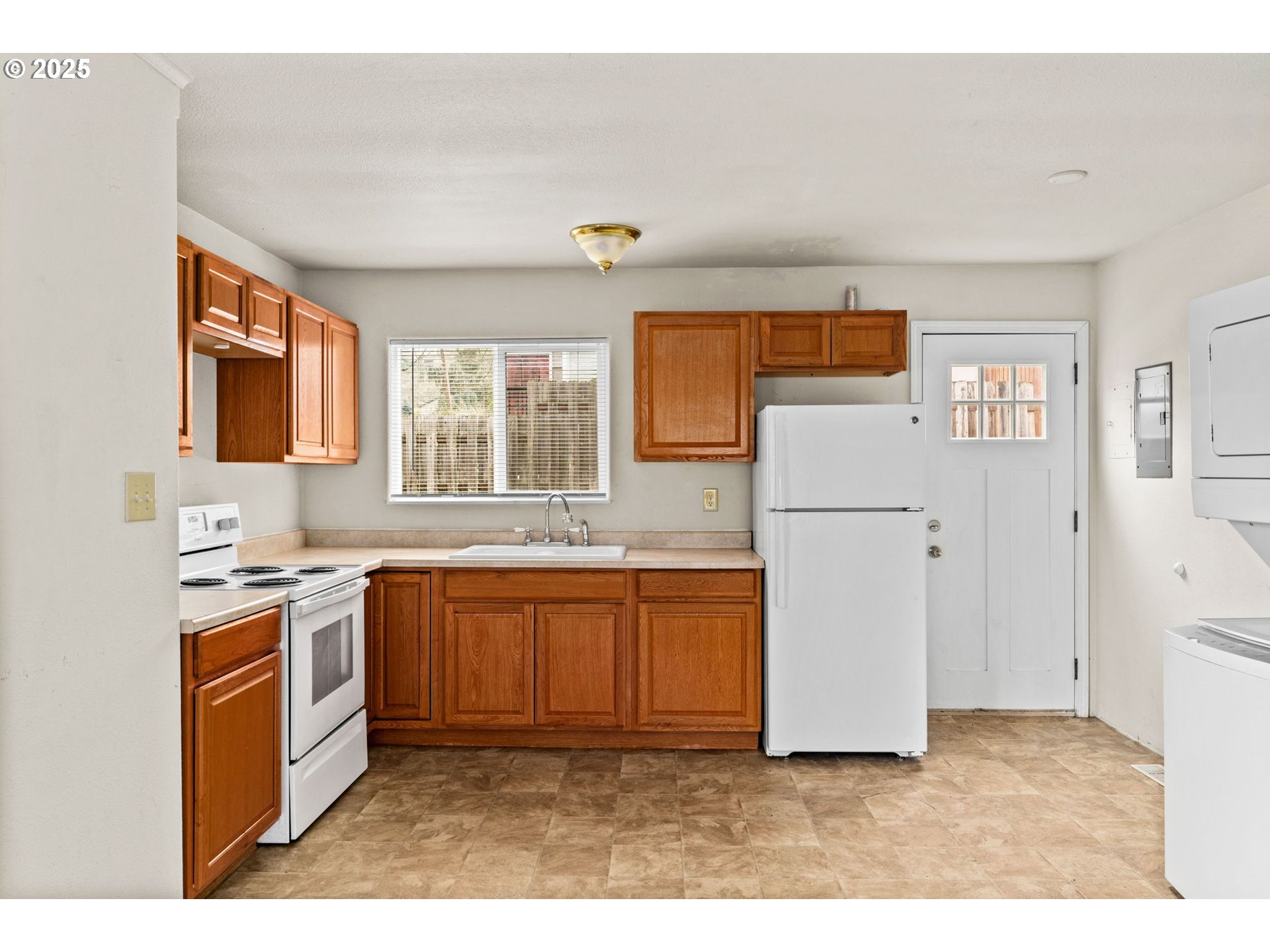 1389 Northeast Brooklyn Avenue Roseburg, OR 97470 - Photo 8 of 19 a kitchen with granite countertop a refrigerator a stove a sink and a microwave
