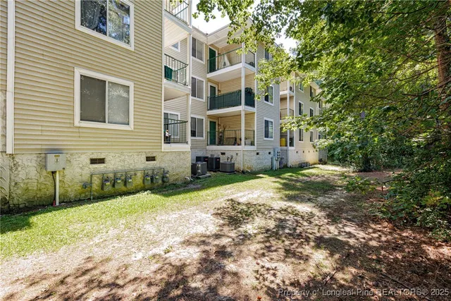 a view of a house with backyard and trees