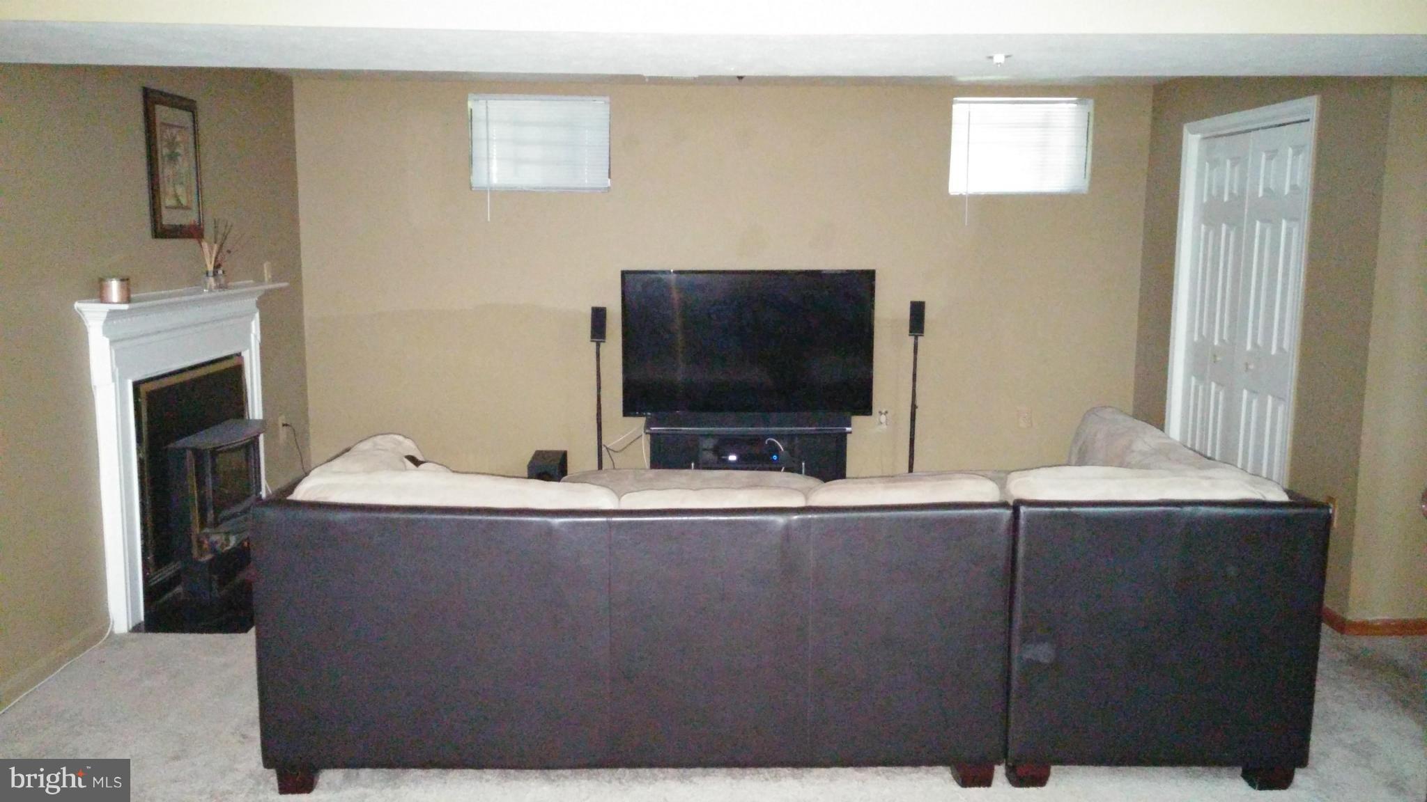 3505 Heidi Lane Springdale, MD 20721 - Photo 10 of 14 Living Room