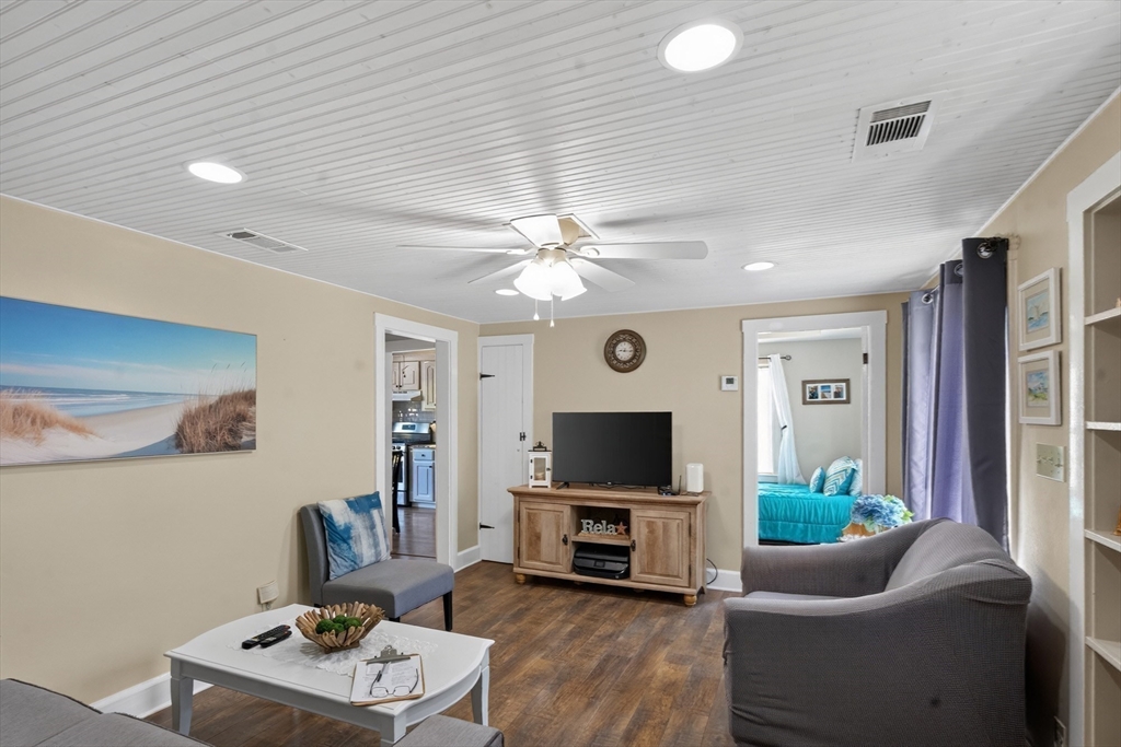 21 West Spring Street Tisbury, MA 02568 - Photo 19 of 30 Gallery Image 19