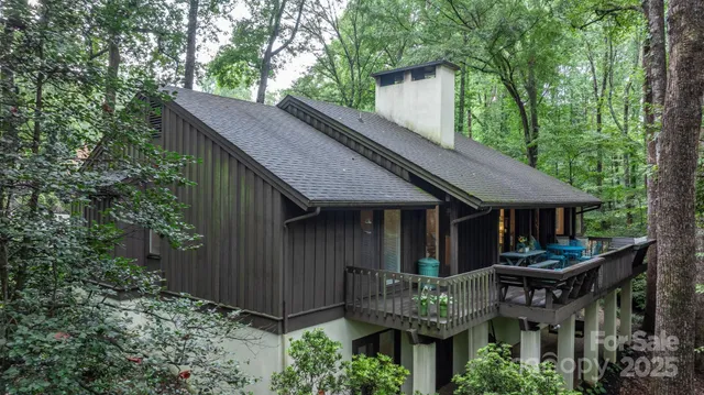 a view of an house with backyard and patio