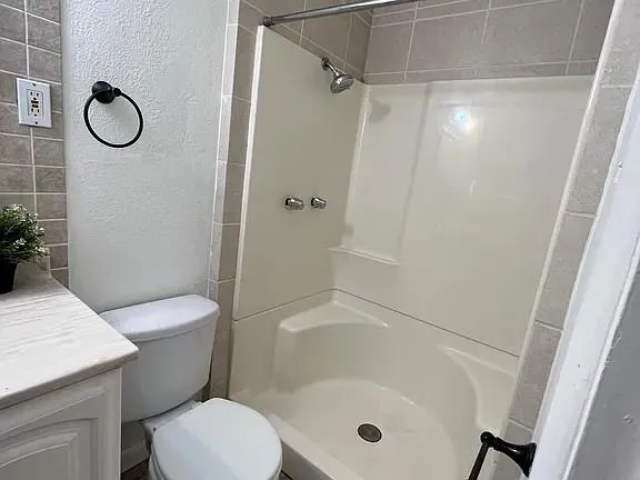 $2,300 | 8936 Angleton Place, Dallas, TX 75243