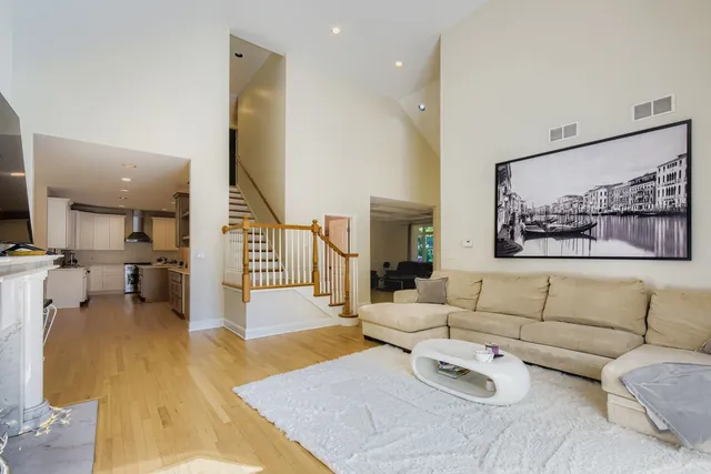 $1,044,000 | 6441 Blackhawk Trail, Indian Head Park, IL 60525