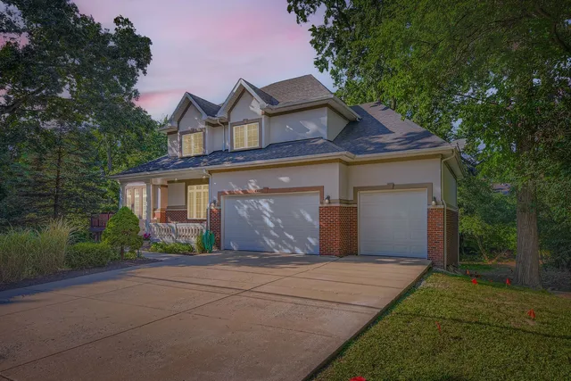 $1,044,000 | 6441 Blackhawk Trail, Indian Head Park, IL 60525