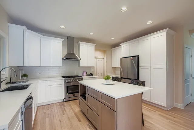 $1,044,000 | 6441 Blackhawk Trail, Indian Head Park, IL 60525