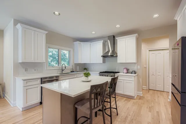 $1,044,000 | 6441 Blackhawk Trail, Indian Head Park, IL 60525