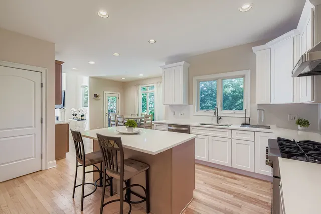 $1,044,000 | 6441 Blackhawk Trail, Indian Head Park, IL 60525