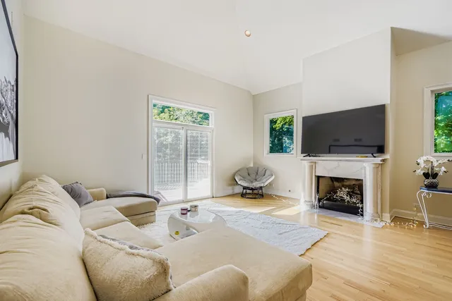 $1,044,000 | 6441 Blackhawk Trail, Indian Head Park, IL 60525