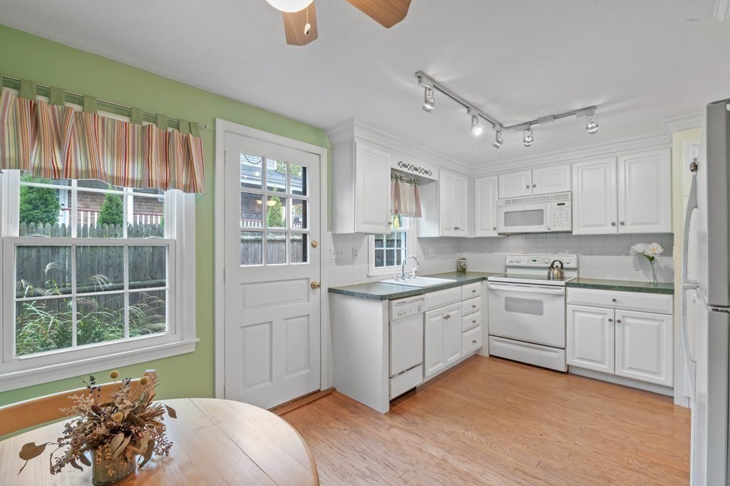 27 Norwood Avenue, Unit 2 Manchester, MA 01944 - Photo 6 of 17 a kitchen that has a sink and a stove in it