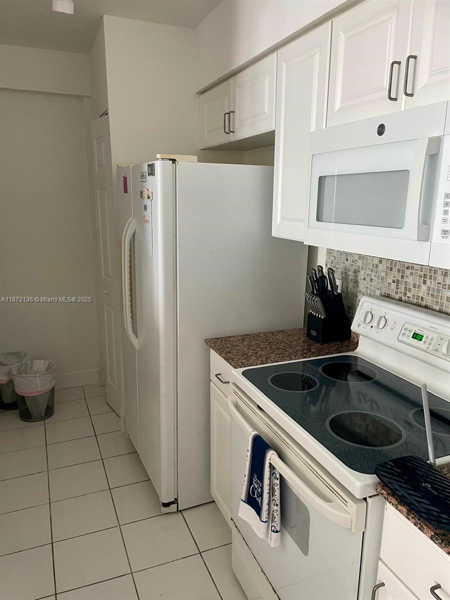 1155 Brickell Bay Drive, Unit 1805 Miami, FL 33131 - Photo 9 of 11 a kitchen with a stove and a refrigerator