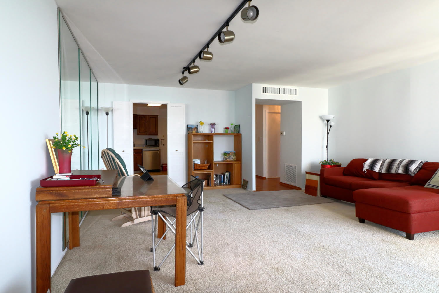 6033 North Sheridan Road, Unit 23F Chicago, IL 60660 - Photo 11 of 30 a living room with furniture and wooden floor