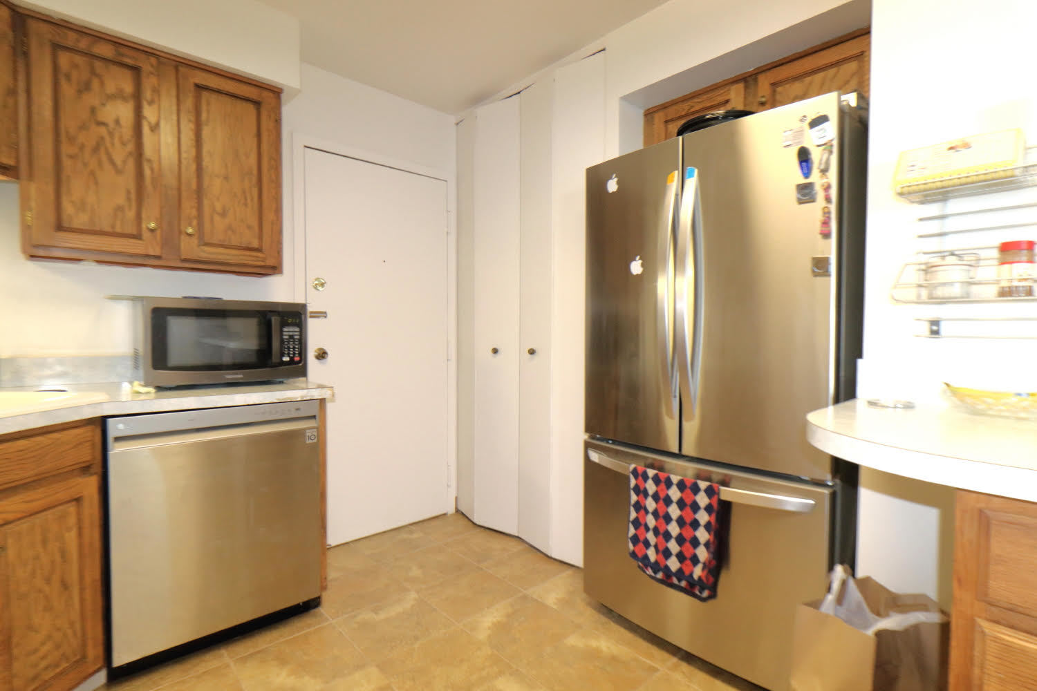 6033 North Sheridan Road, Unit 23F Chicago, IL 60660 - Photo 15 of 30 a kitchen with stainless steel appliances granite countertop a refrigerator and a stove