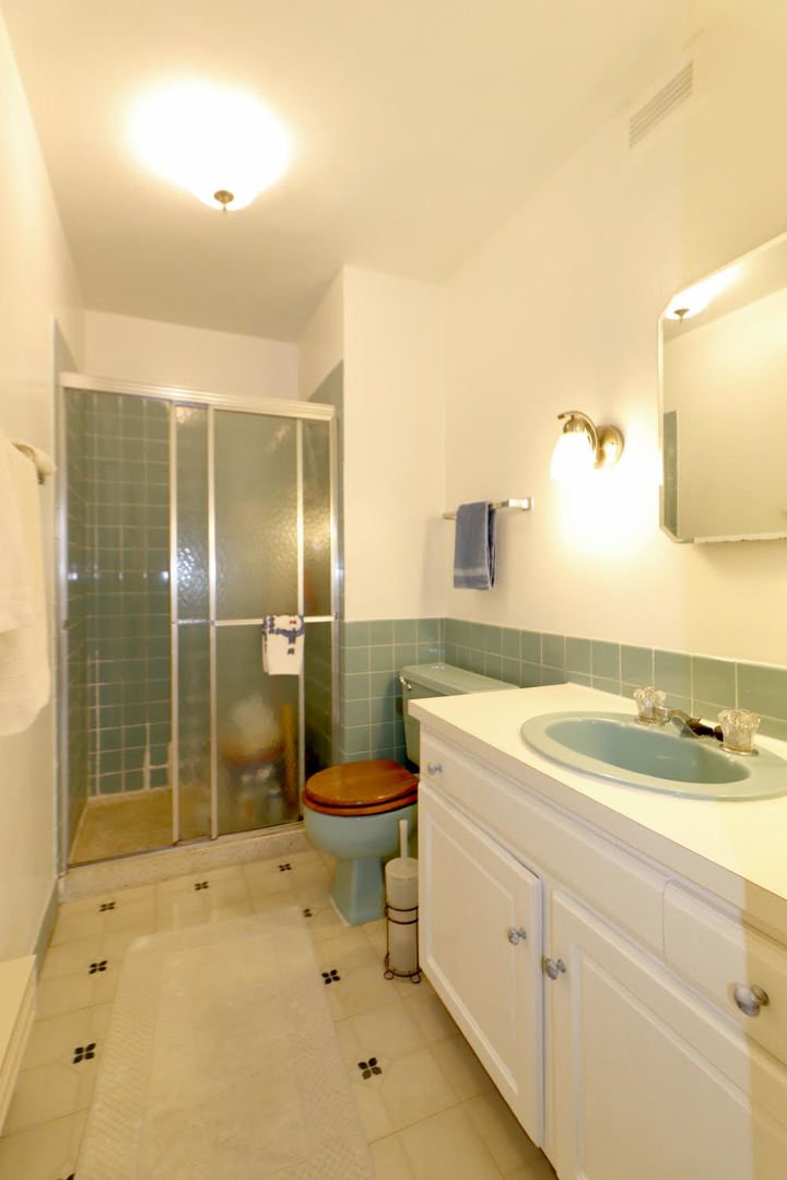 6033 North Sheridan Road, Unit 23F Chicago, IL 60660 - Photo 17 of 30 a bathroom with a sink toilet and shower