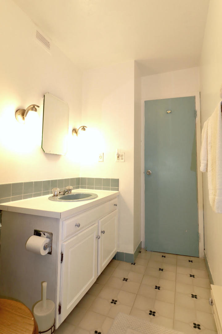 6033 North Sheridan Road, Unit 23F Chicago, IL 60660 - Photo 19 of 30 a bathroom with a sink and mirror