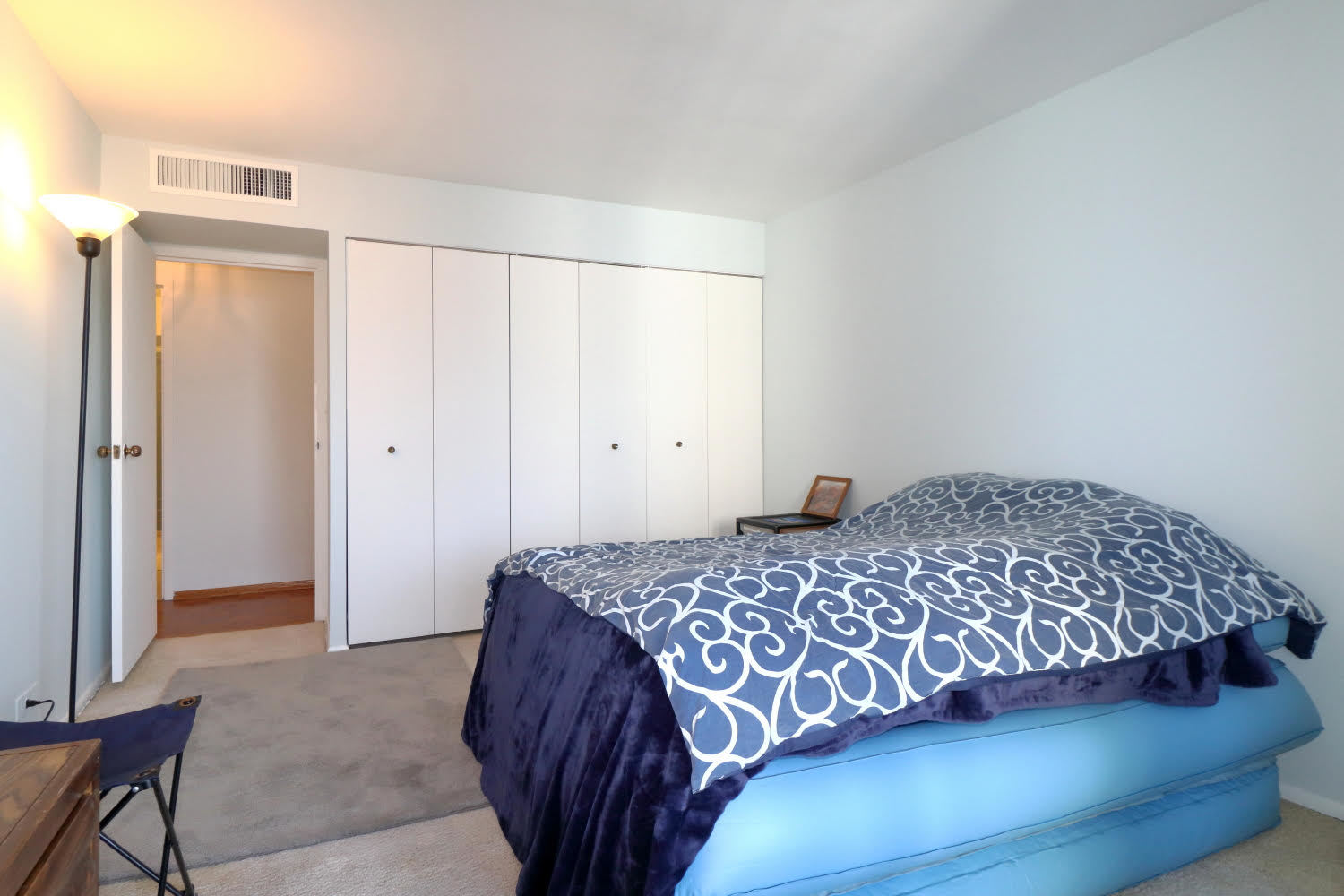 6033 North Sheridan Road, Unit 23F Chicago, IL 60660 - Photo 20 of 30 a bedroom with a bed and a window