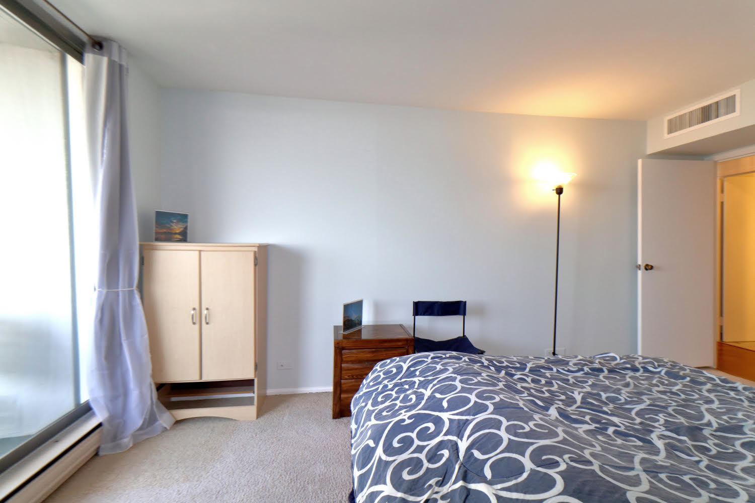 6033 North Sheridan Road, Unit 23F Chicago, IL 60660 - Photo 21 of 30 a bedroom with a bed and a refrigerator