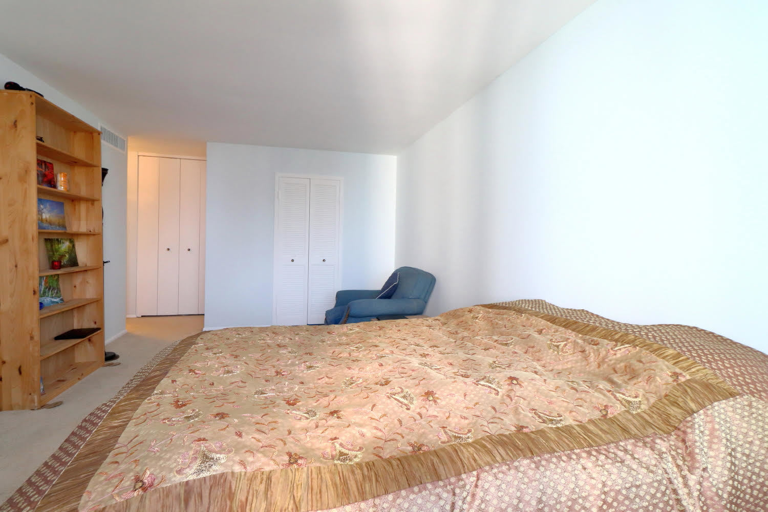 6033 North Sheridan Road, Unit 23F Chicago, IL 60660 - Photo 22 of 30 a bedroom with a bed and cabinets