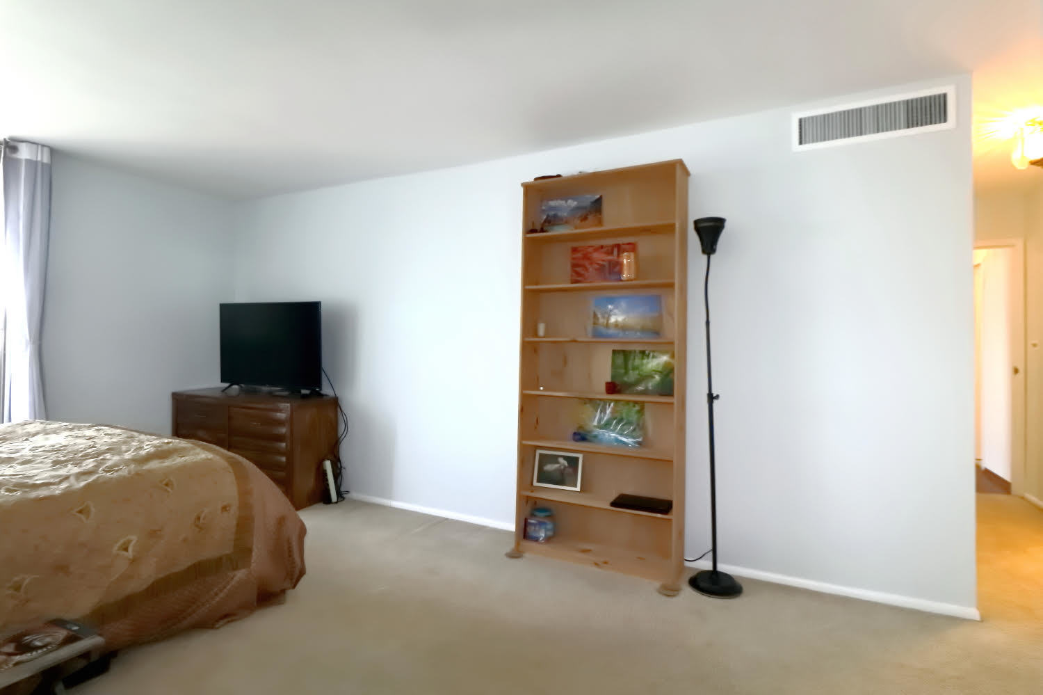 6033 North Sheridan Road, Unit 23F Chicago, IL 60660 - Photo 23 of 30 a bedroom with a bed and a television