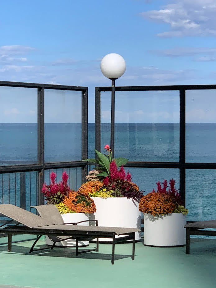 6033 North Sheridan Road, Unit 23F Chicago, IL 60660 - Photo 29 of 30 a view of a chairs and table in patio