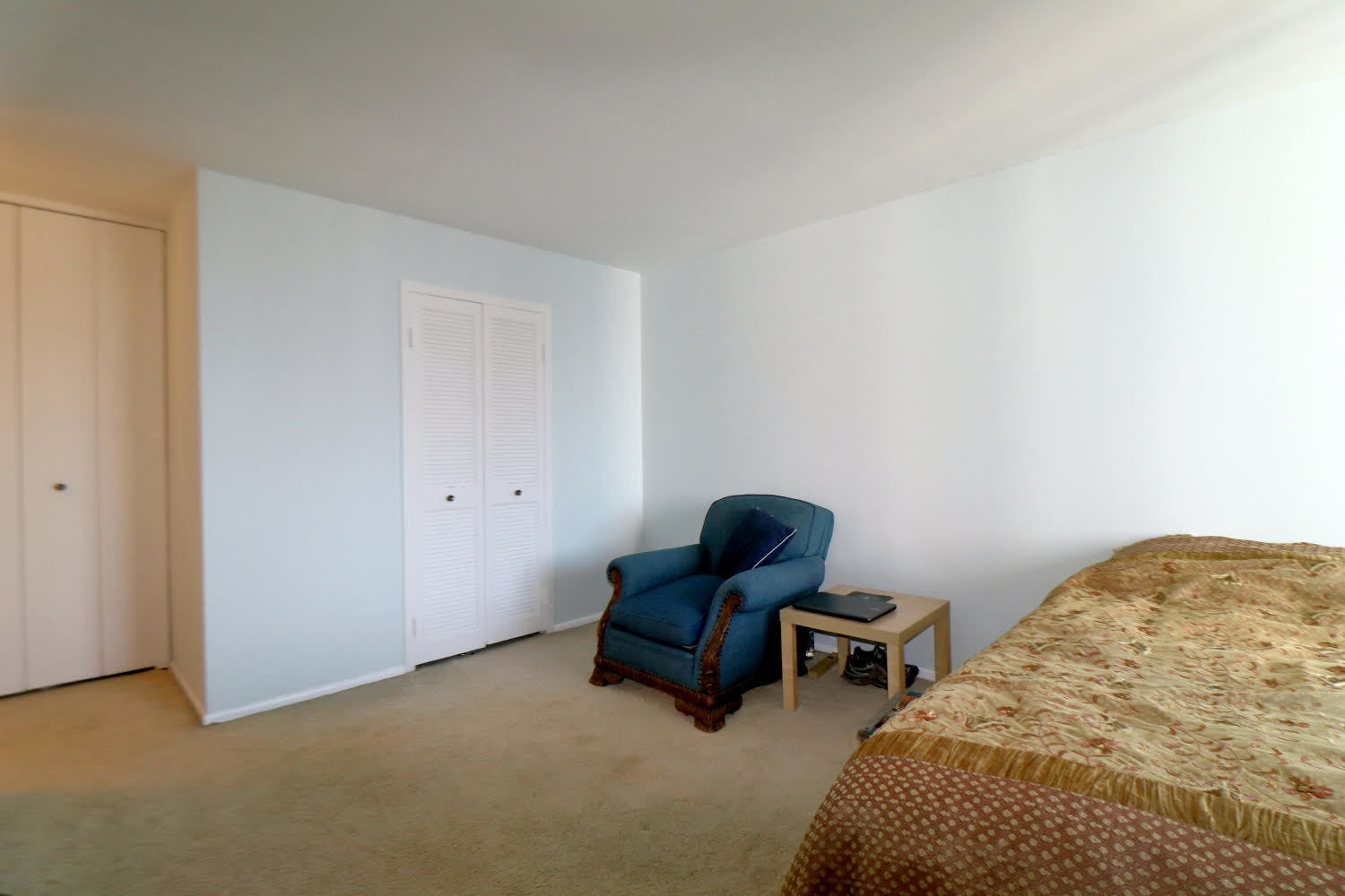 6033 North Sheridan Road, Unit 23F Chicago, IL 60660 - Photo 30 of 30 a bedroom with a bed and chair