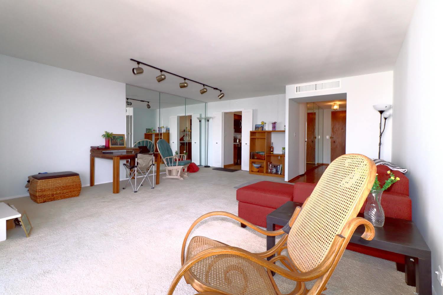 6033 North Sheridan Road, Unit 23F Chicago, IL 60660 - Photo 8 of 30 a living room filled with furniture and gym equipment