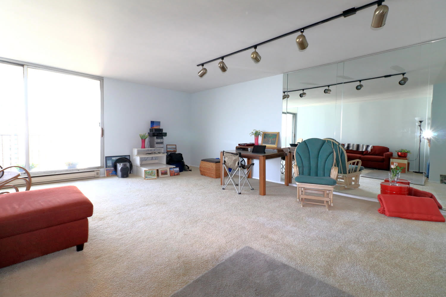 6033 North Sheridan Road, Unit 23F Chicago, IL 60660 - Photo 9 of 30 a bedroom with furniture and a flat screen tv