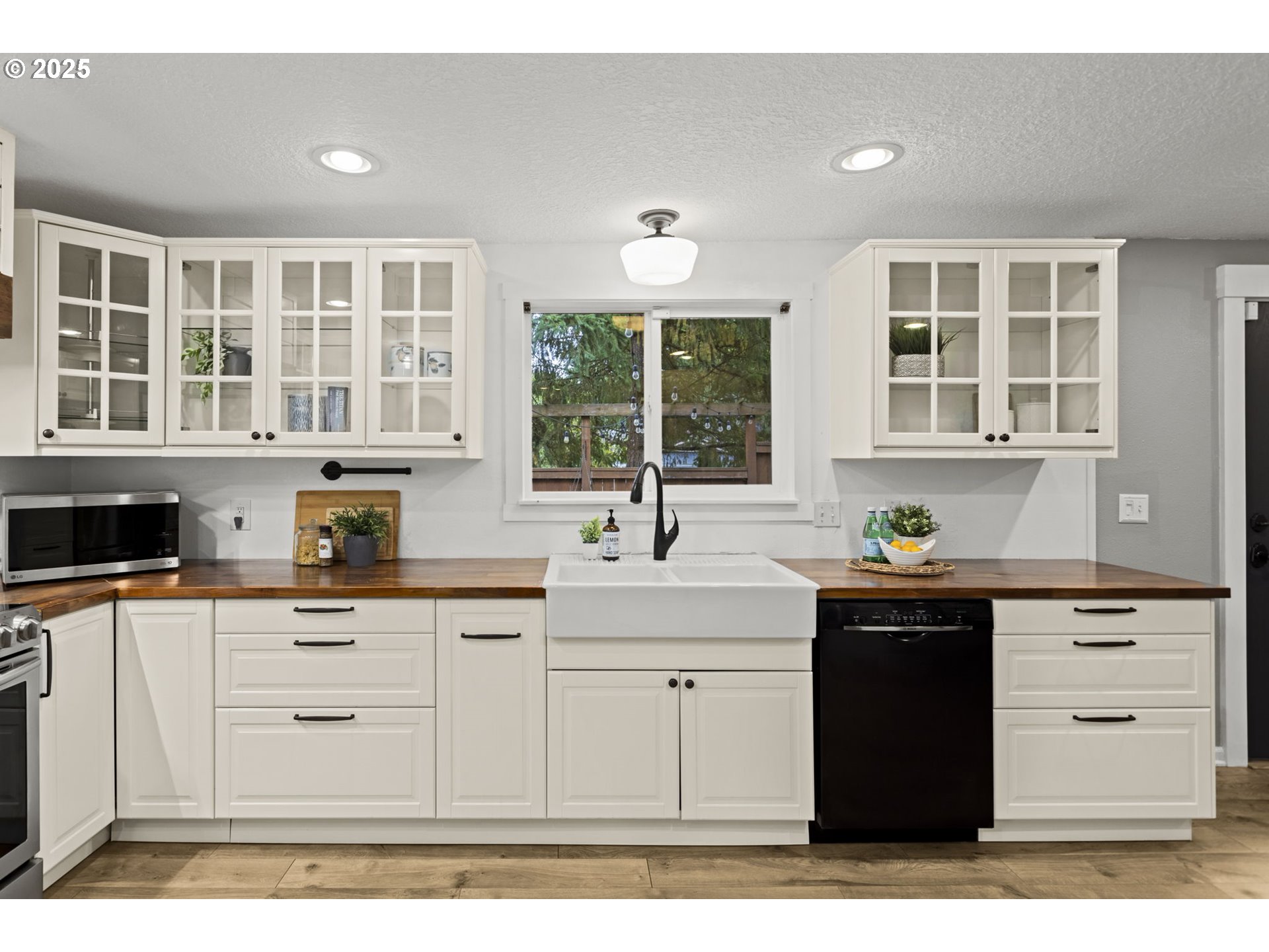 19230 Southwest Prospect Place Beaverton, OR 97078 - Photo 6 of 47 Entrance/Foyer