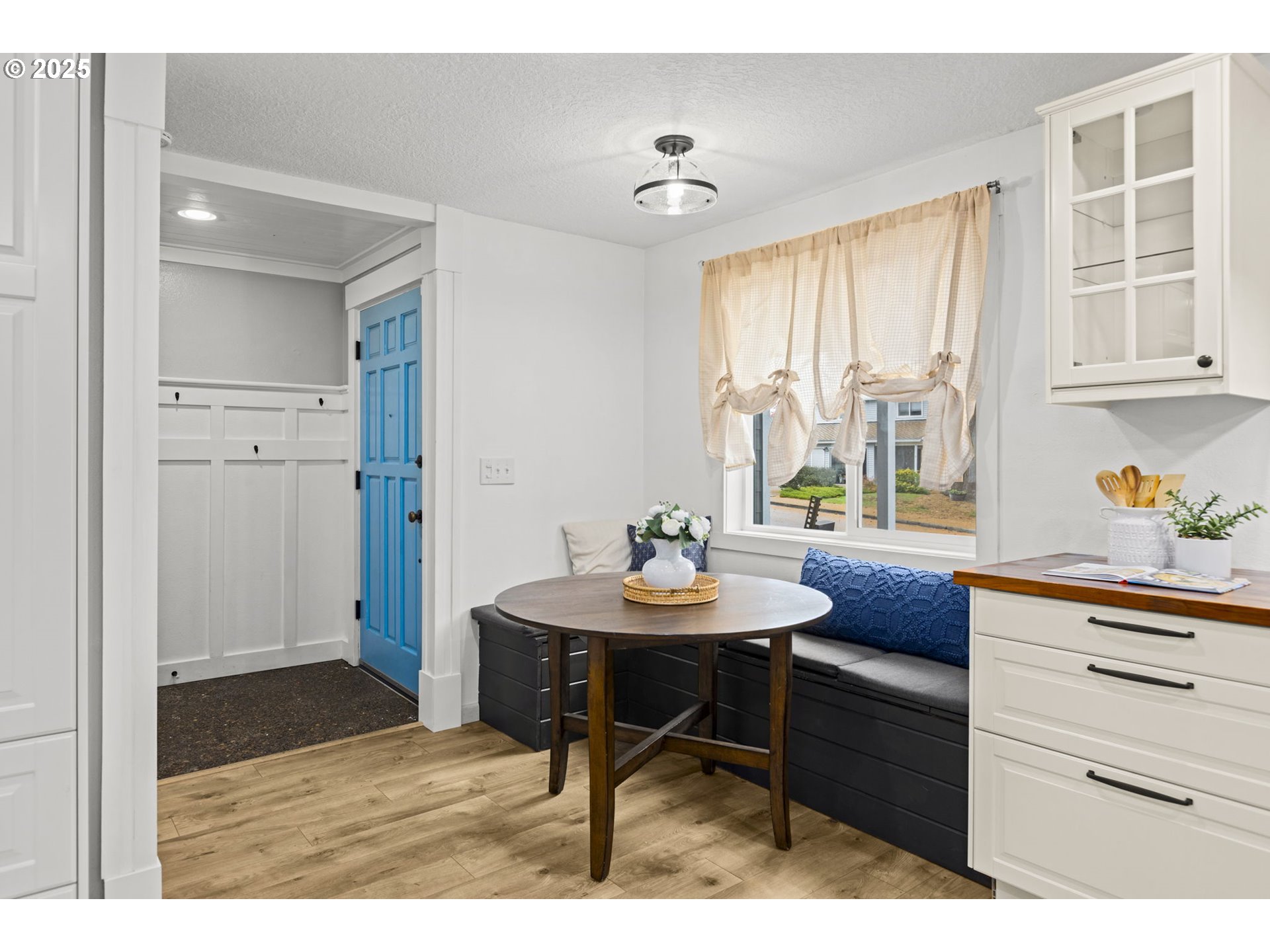 19230 Southwest Prospect Place Beaverton, OR 97078 - Photo 7 of 47 Kitchen/Nook