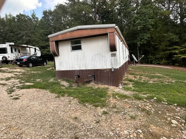 a view of a back yard