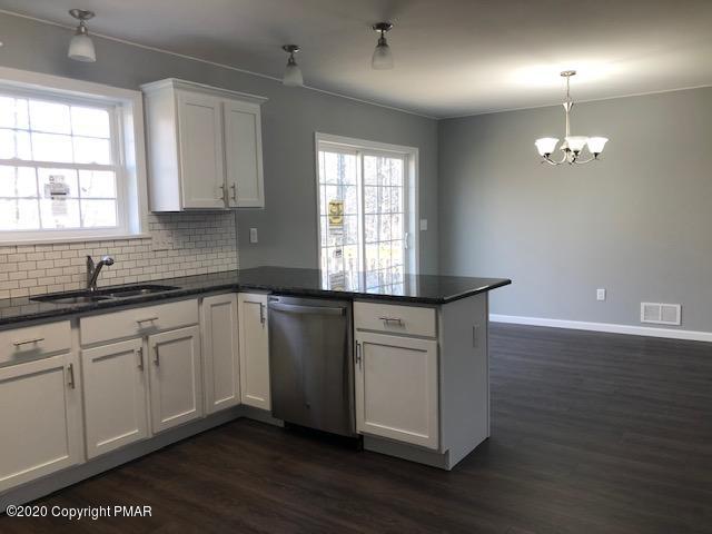 2181 Titania Road Tobyhanna, PA 18466 - Photo 4 of 33 Granite Counter Tops