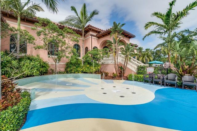 a view of outdoor space yard and porch