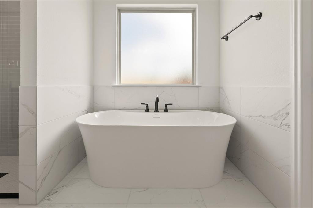 124 Evanston Court Rhome, TX 76078 - Photo 18 of 28 124 Evanston-Primary Suite-5