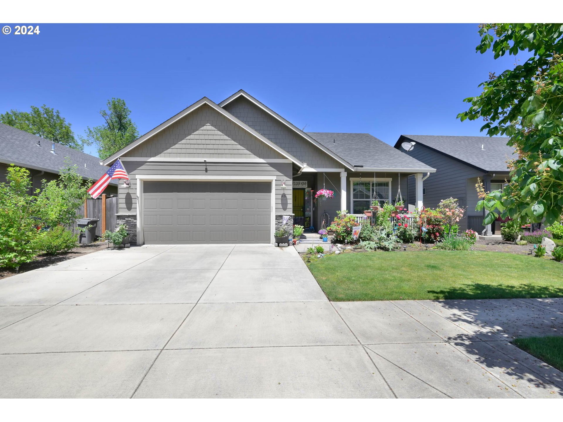 945 Pennington Court Eugene, OR 97404 - Photo 2 of 40 a view of a house with garden