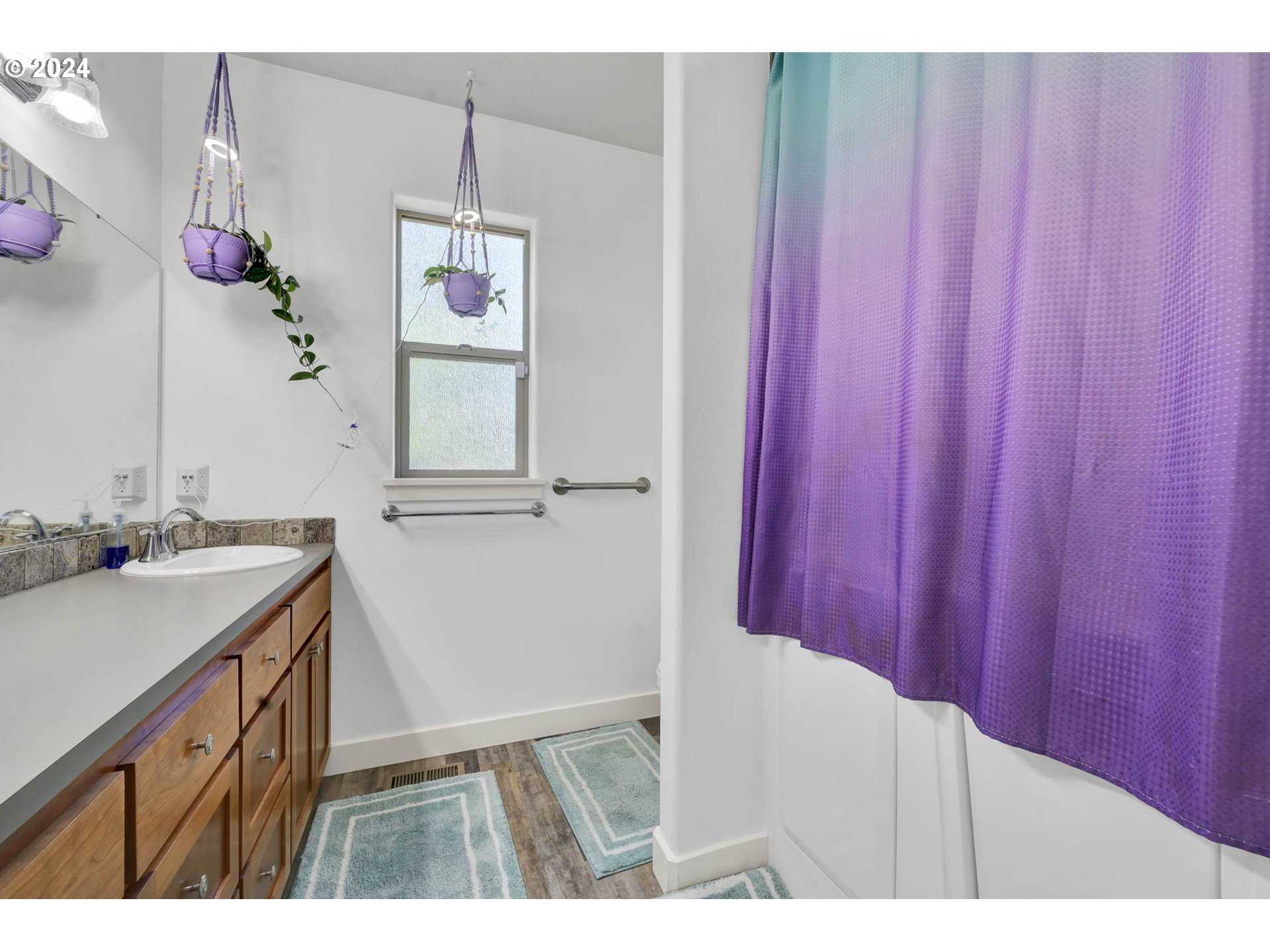 945 Pennington Court Eugene, OR 97404 - Photo 22 of 40 a bathroom with a sink and a mirror