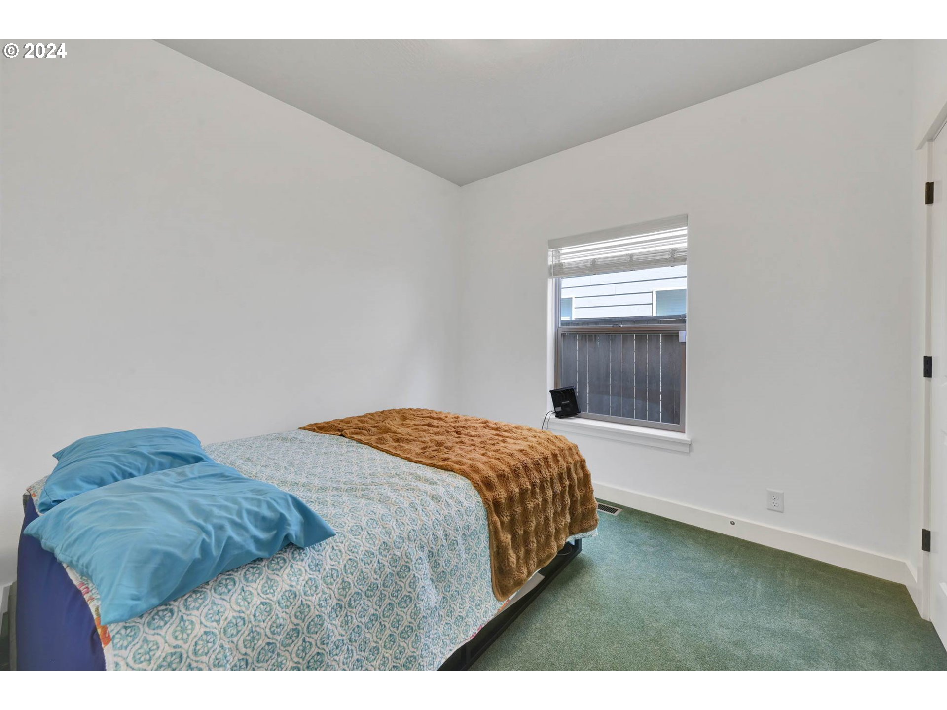 945 Pennington Court Eugene, OR 97404 - Photo 27 of 40 a bedroom with a bed and a window