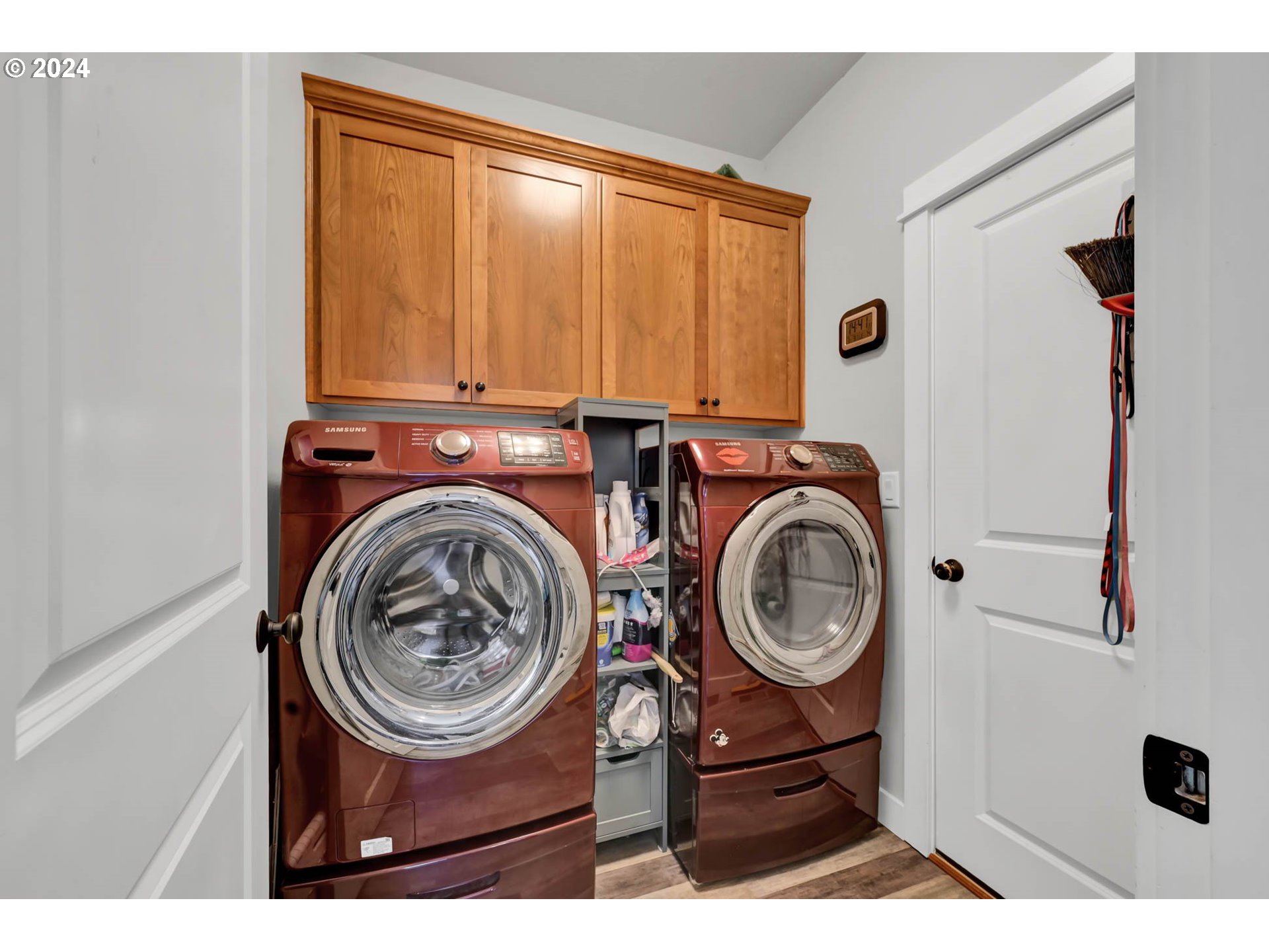 945 Pennington Court Eugene, OR 97404 - Photo 29 of 40 a view of bathroom with washer and dryer