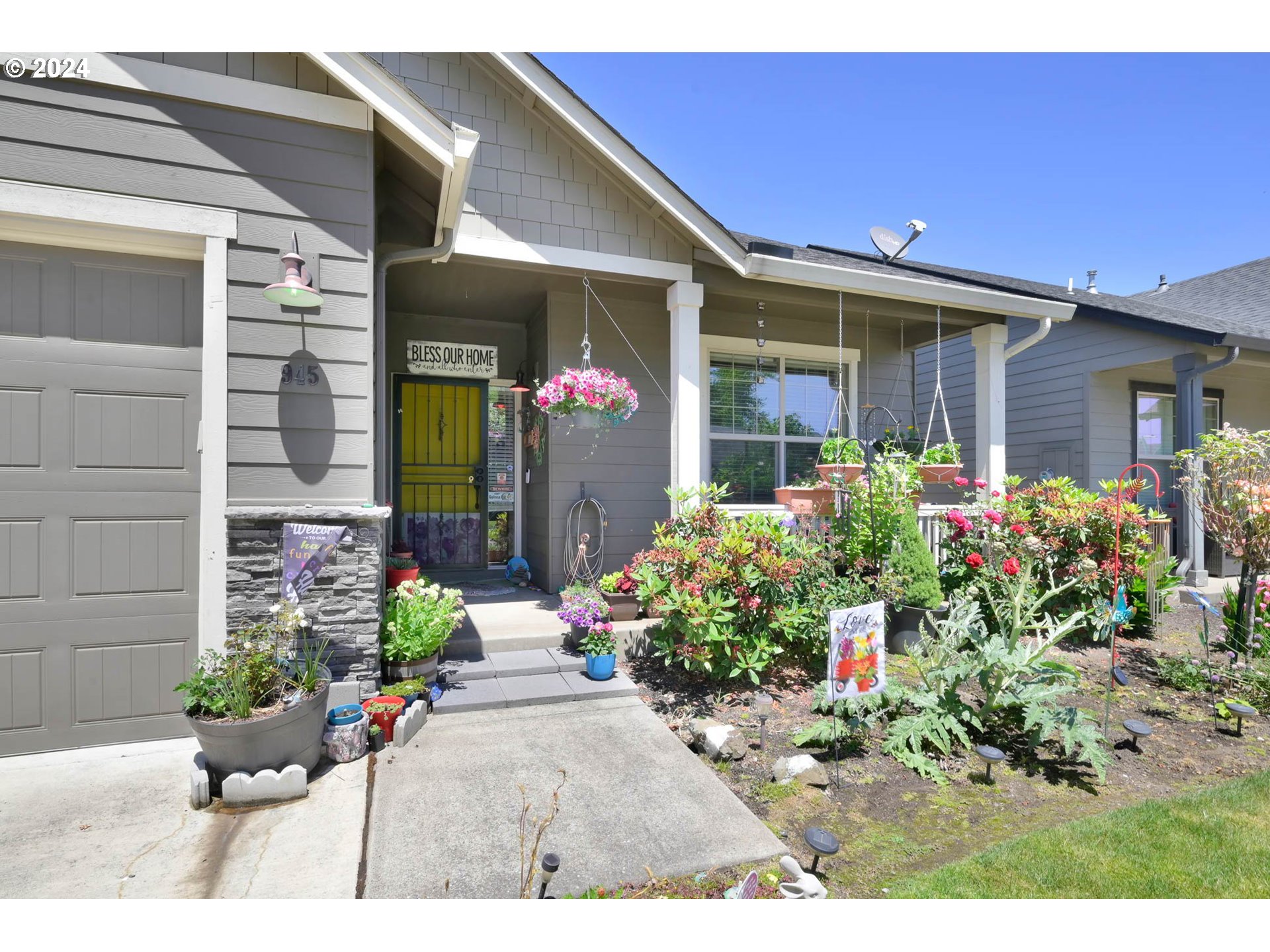 945 Pennington Court Eugene, OR 97404 - Photo 3 of 40 a front view of a house with a porch
