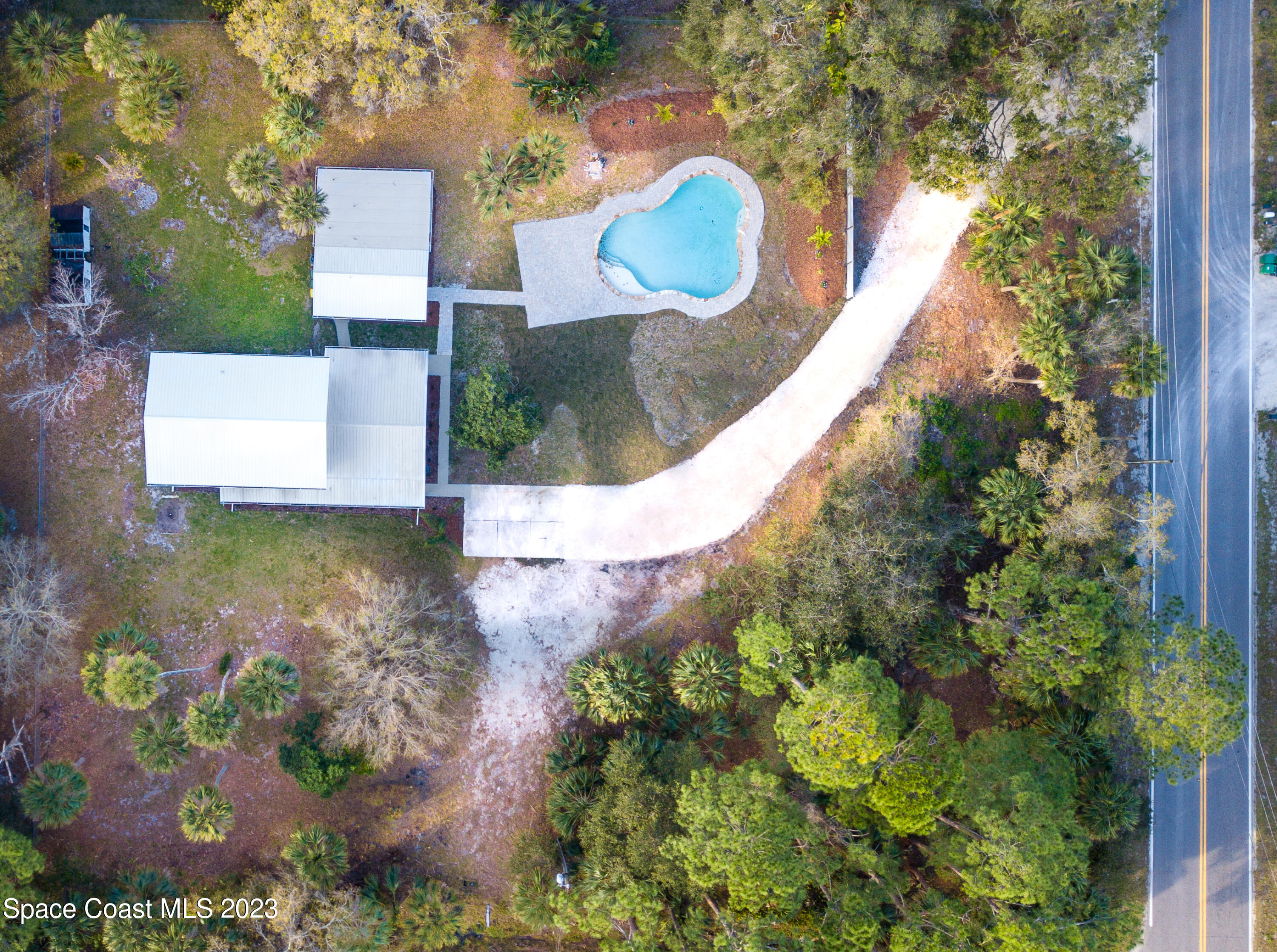 a view of a back yard