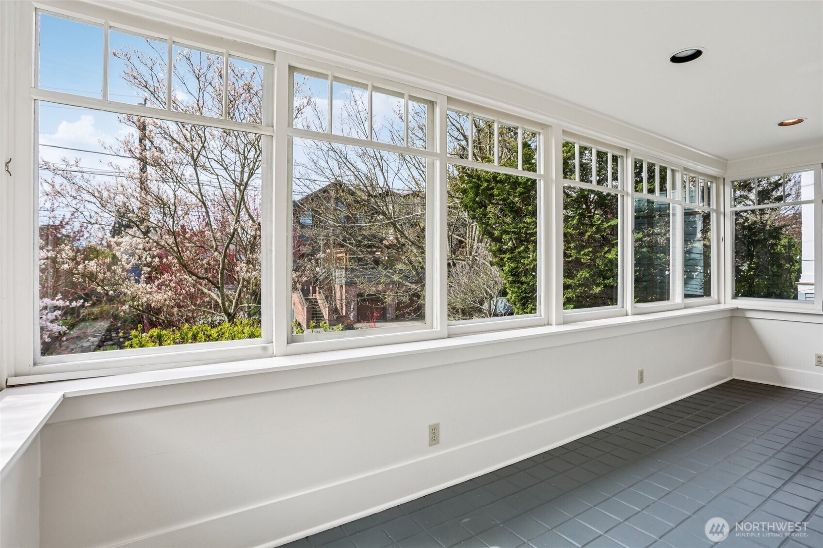 4726 Thackeray Place Northeast Seattle, WA 98105 - Photo 7 of 40