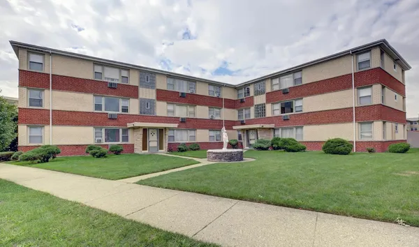 $2,100 | 6441 West Higgins Avenue, Unit 3W, Chicago, IL 60656