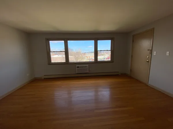 $2,100 | 6441 West Higgins Avenue, Unit 3W, Chicago, IL 60656