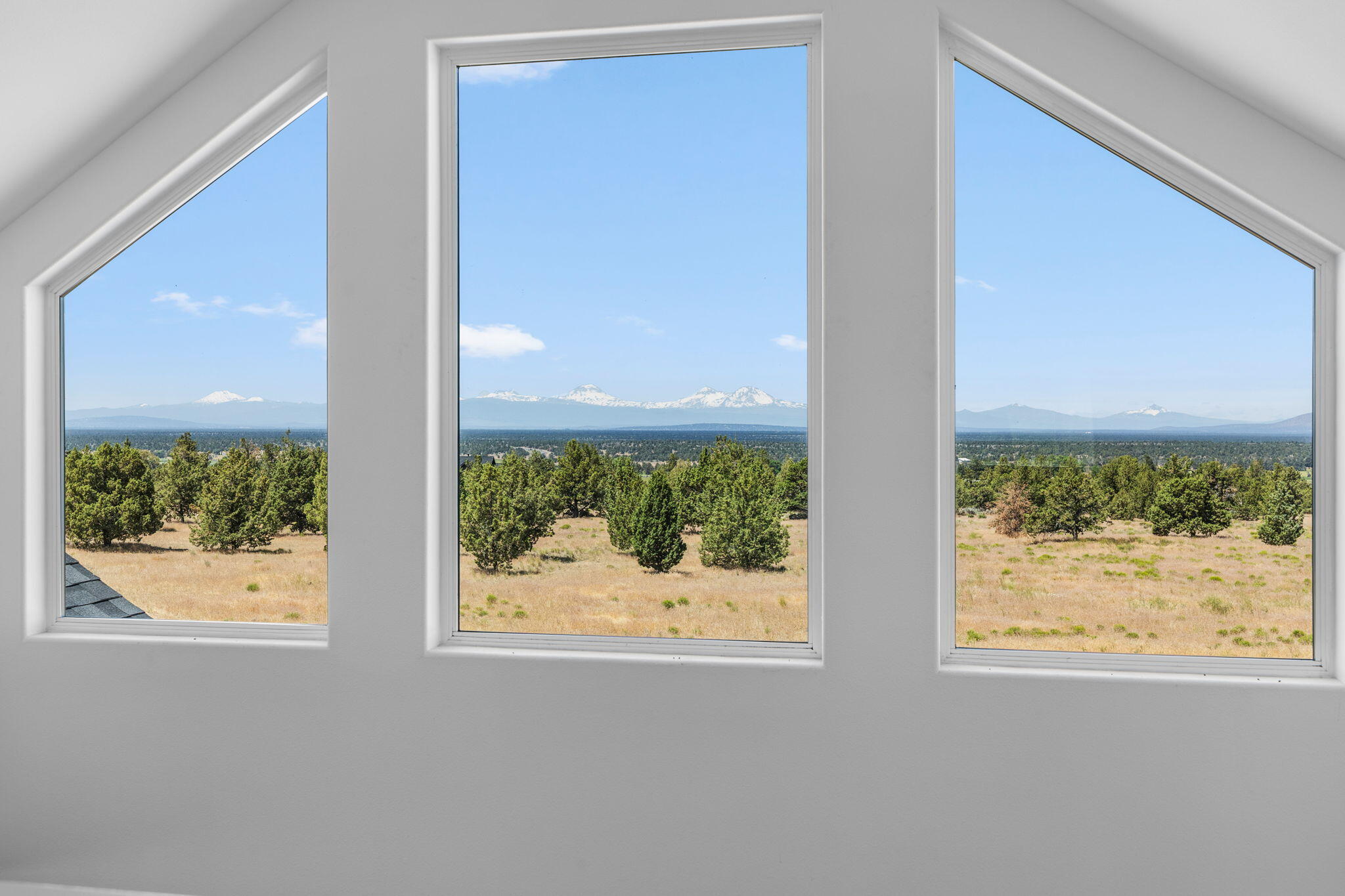 13507 Shumway Road Powell Butte, OR 97753 - Photo 30 of 70 2025_06_25_13507_shumway_road_pb-37