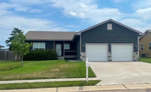 $369,000 | 4304 Southeast Whiteoak Lane, Topeka, KS 66609