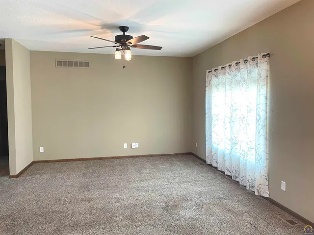 $369,000 | 4304 Southeast Whiteoak Lane, Topeka, KS 66609