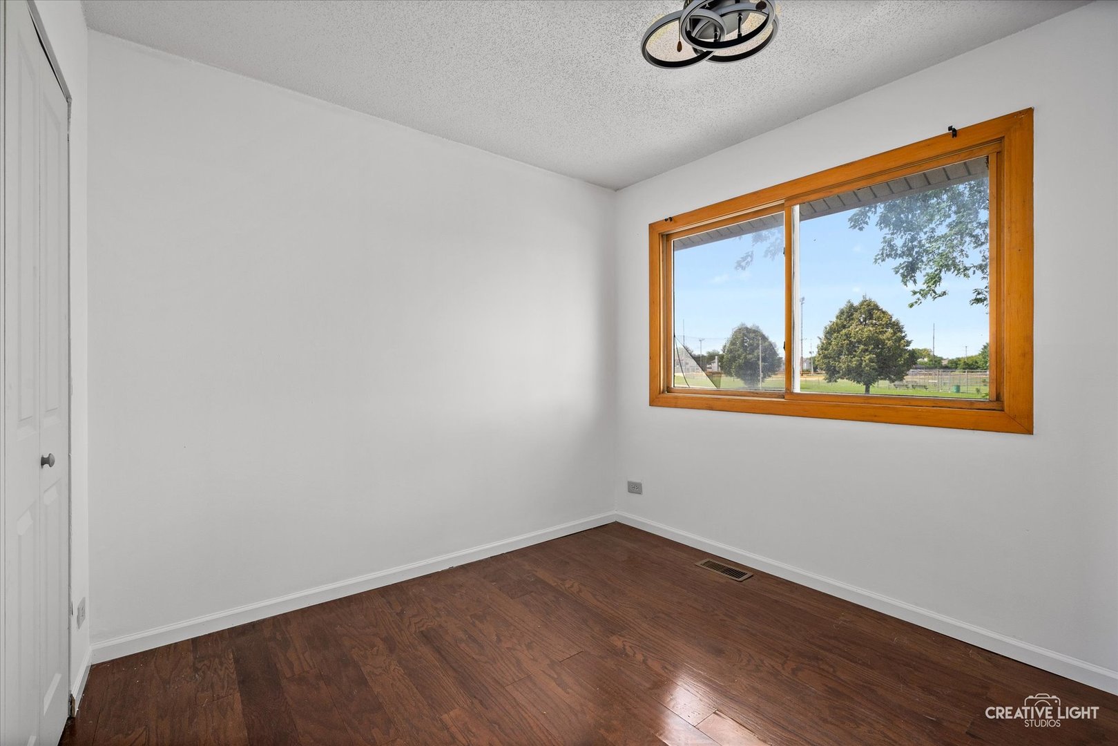 937 Sandpiper Court Bartlett, IL 60103 - Photo 10 of 17 a view of painting on the wall