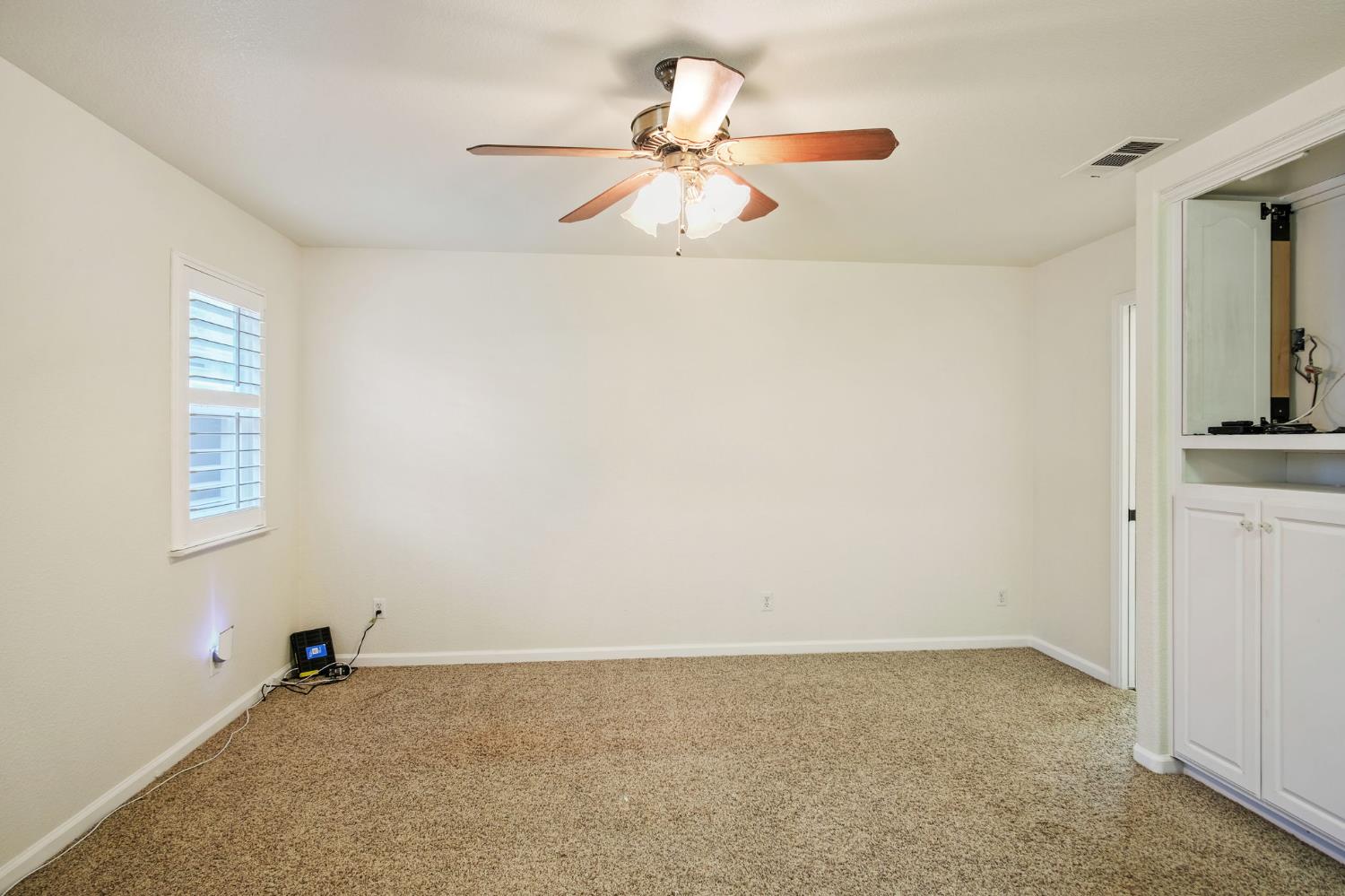 845 Pointe Lourose Avenue Gustine, CA 95322 - Photo 25 of 34 an empty room with fan and windows