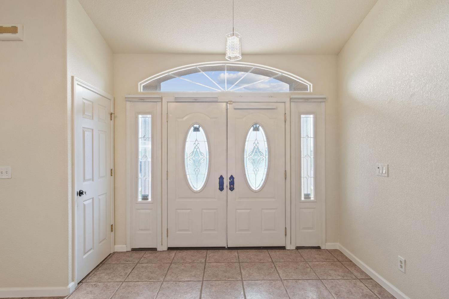 845 Pointe Lourose Avenue Gustine, CA 95322 - Photo 7 of 34 an empty room with mirror